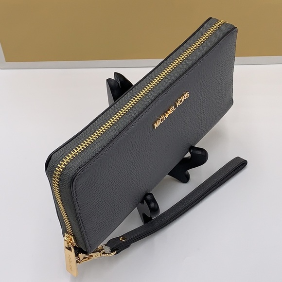 MICHAEL KORS LARGE TRAVEL CONTINENTAL WRISTLET WALLET HEATHER GREY COLOR
NWT - Picture 4 of 16